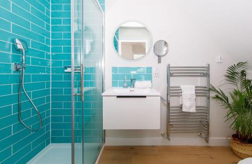 East Wittering House | Mariners: Stylish Beachside Getaway with Sea Views