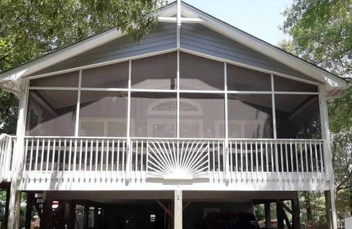 Sneads Ferry Cottage | Mariposa Coastal Cottage, minutes to N Topsail Beach, and Chadwick Bay, NC