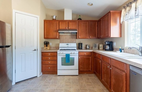 Mariposa House | Mariposa Ridge Retreat close to town amenities and Yosemite Park. Deck hot tub.