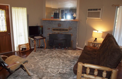 Mariposa Cottage | Mariposa Yosemite Cute 2 bed refurbished cottage on large lot adjacent to winery