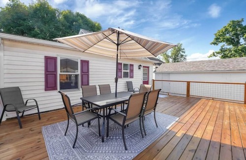 Laurelville House | Marjie’s Retreat with Hot Tub and Swimming Pool