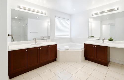 Markham House | Markham luxurious Private King Master bedroom