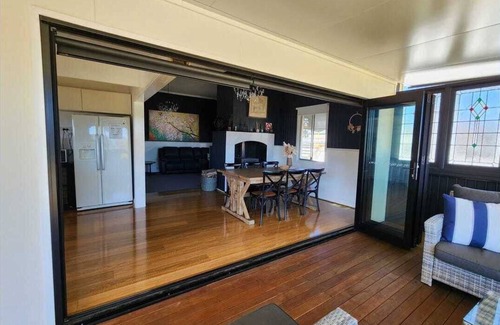 Stanthorpe Cottage | Marlay View Cottage. Luxurious, modern, spacious.