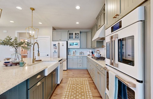 Cedar Neck House | Marlin Chase home with resort amenities, patio, grill, balcony & pool