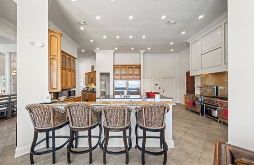 Rockwell House | Marlin Houzz: Lake Estate with Infinity Pool!