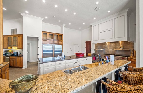 Rockwell House | Marlin Houzz: Lake Estate with Infinity Pool!