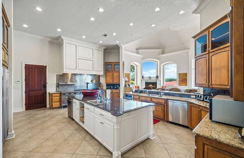 Rockwell House | Marlin Houzz: Lake Estate with Infinity Pool!