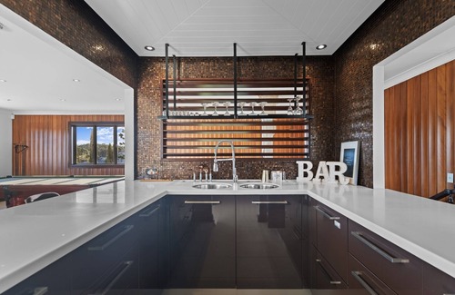 Maroochydore House | Maroochydore 5-Bed Retreat with Pergola & Bar