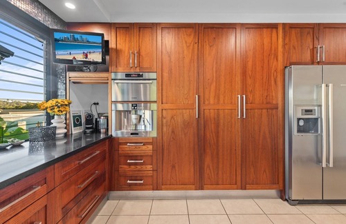 Maroochydore House | Maroochydore 5-Bed Retreat with Pergola & Bar
