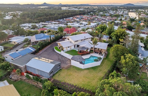 Maroochydore House | Maroochydore 5-Bed Retreat with Pergola & Bar