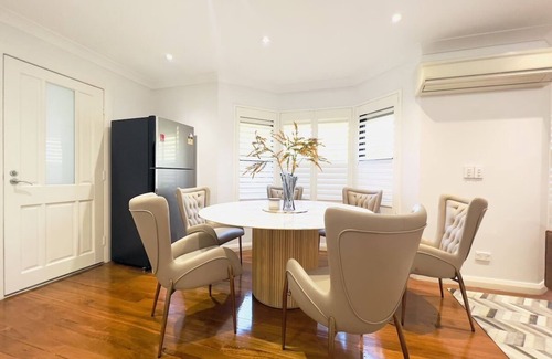 Maroubra House | Maroubra Gem Close to Everything Sleeps 16. 5 bedrooms 3bath.Free parking 4 cars