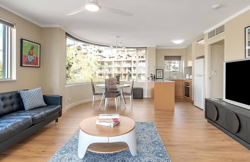 Woolloomooloo Apartment | Marquis II - Massive One Bedroom, Fully Renovated Designer Apartment in the Heart of Kings Cross