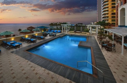 Central Beach Condo | Marriott`s BeachPlace Towers Luxury Guest Room Sl