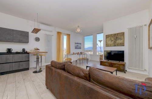 Desenzano del Garda Apartment | Marriott Window of Lake Family Apartment with Parking Spot DesenzanoLoft Official Partner Homes & Villas by Marriott Bonvoy