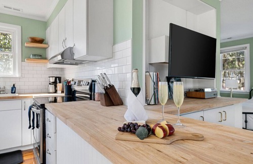 Charleston Cottage | Marsh Front and only 5 mins to Downtown Charleston