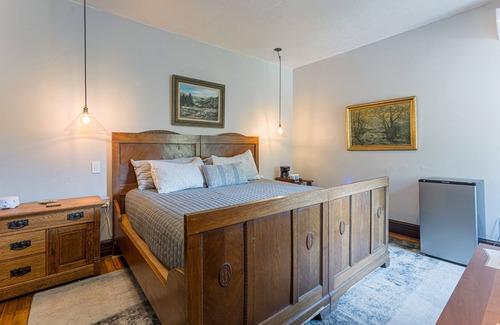 Marshall Cabin | Marshall House Inn 2-Bedroom Suite, Walk Downtown
