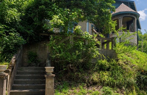 Marshall Cabin | Marshall Inn Skyline Guestroom (Q/Q),Walk Downtown
