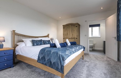 Pembroke Dock House | Martello View - 3 Bedroom Holiday Home - Llanreath
