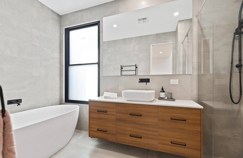 Dromana House | Martha’s View , amazing bay and city views, super modern , large and luxurious
