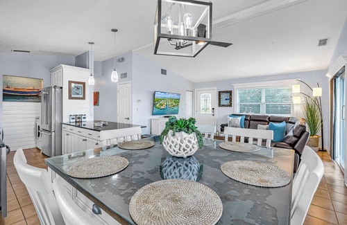 Marathon House | Martin's Bayside Bungalow: Waterfront Paradise Found! Spacious Marathon Home!