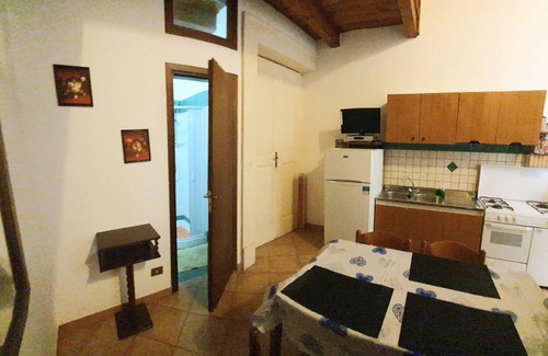 Tropea Apartment | Maruska, centre, 5 min walk to beach, inside palazzo 1700, wi fi.