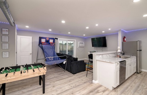 West Arlington Apartment | Marvel VS Mario Clubroom apartment in brilliant Arlington with AC, WiFi