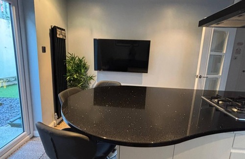 Belfast Apartment | Marvelous 1Bed in Belfast. Work play or leisure Belfast Base will be a pleasure!
