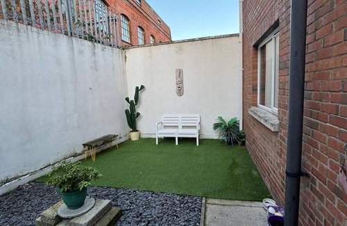 Belfast Apartment | Marvelous 1Bed in Belfast. Work play or leisure Belfast Base will be a pleasure!