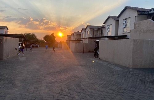 Alberton House | Marvelous Getaway Home with Fibre & 5G internet, 24 hour security in Alberton.