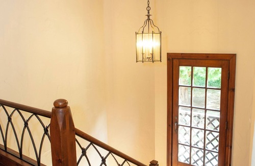 Richfield House | Marvelous lakefront 4-bedroom historical estate in Richfield with AC.