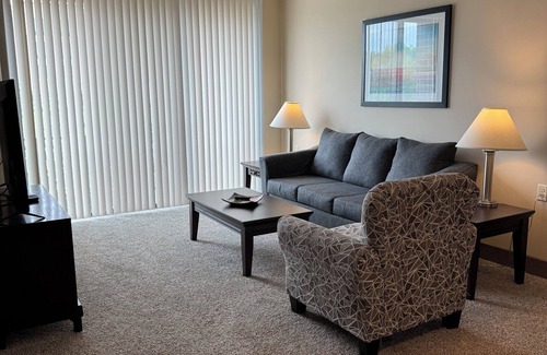 Mason Apartment | Marvelous Mason location - fully furnished 2 bed 2 bath w/elevators