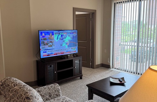 Mason Apartment | Marvelous Mason location - fully furnished 2 bed 2 bath w/elevators