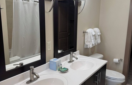 Mason Apartment | Marvelous Mason location - fully furnished 2 bed 2 bath w/elevators