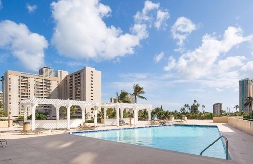 Waikiki Condo | Marvelous Mountain View Studio Condo by RedAwning