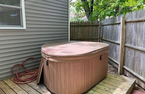 Old Orchard Beach Apartment | Marvin Gardens Motel Old Orchard Beach - Deluxe Cottage with Private Hot Tub