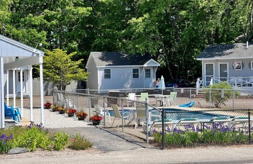 Old Orchard Beach Apartment | Marvin Gardens Motel Old Orchard Beach - Deluxe Cottage with Private Hot Tub