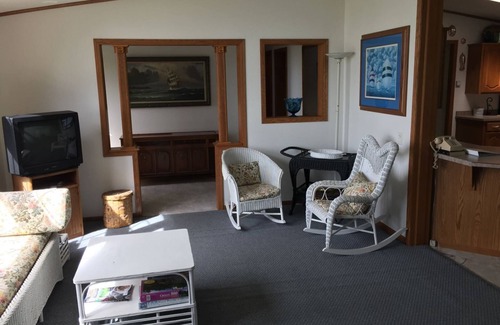 La Pointe House | Mary Ann`s - Located on Beautiful Russell Bay with Lake Access across the Street!