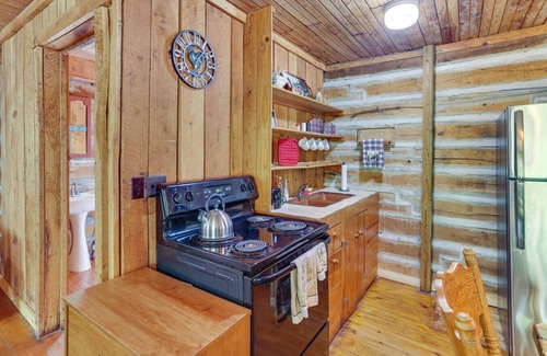 Taswell Cabin | Mary's Mansion - Historic & Rustic 1 Room Cabin!