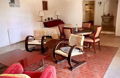 Tarascon House | Mas De Monge