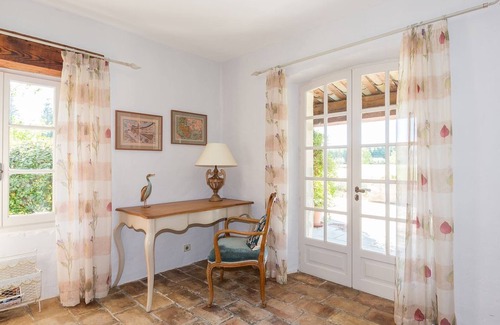 Eygalieres House | Mas des Amis, Eygalières: Airconditioned, Large Swimming Pool, Tennis, Park