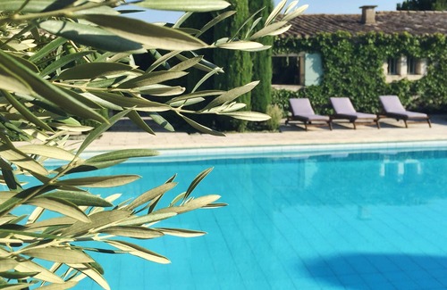 Eygalieres House | Mas des Amis, Eygalières: Airconditioned, Large Swimming Pool, Tennis, Park
