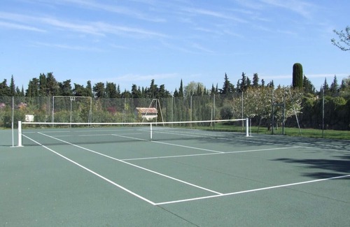 Eygalieres House | Mas des Amis, Eygalières: Airconditioned, Large Swimming Pool, Tennis, Park