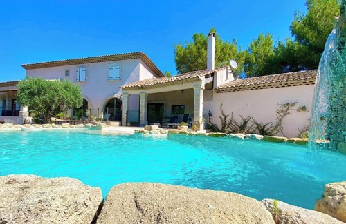Poussan Villa | Mas provençal with infinity pool, pétanque court, billiards table