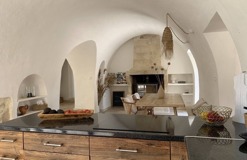 Eygalieres Villa | Mas totally renovated 5 bedrooms with swimming pool in the heart of the Alpilles 800m village