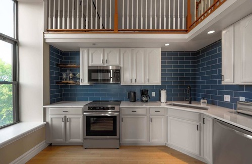 East Price Hill Apartment | Mason's View - Above Coffee Shop! Cincy Hilltop