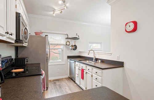 Lockerbie Square Apartment | Mass Ave Gem and steps away from Yoga Studio