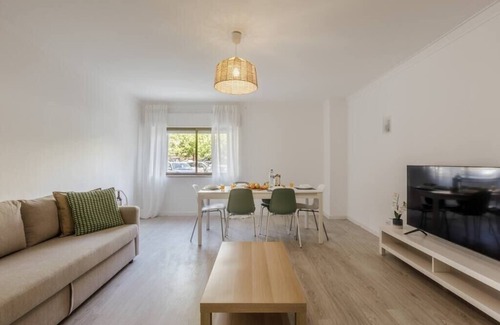 Massama Apartment | Massamá 26/free park on premises/smart TV