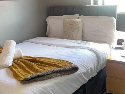 Belfast House | MASSIVE 4 Bed home walking distance to the City lights, perfect for business trips