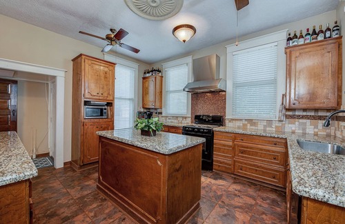 Bryan House | Massive 6 Bedroom Downtown Homen