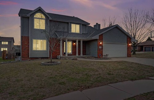 Lincoln House | Massive 6 bedroom in a great area!